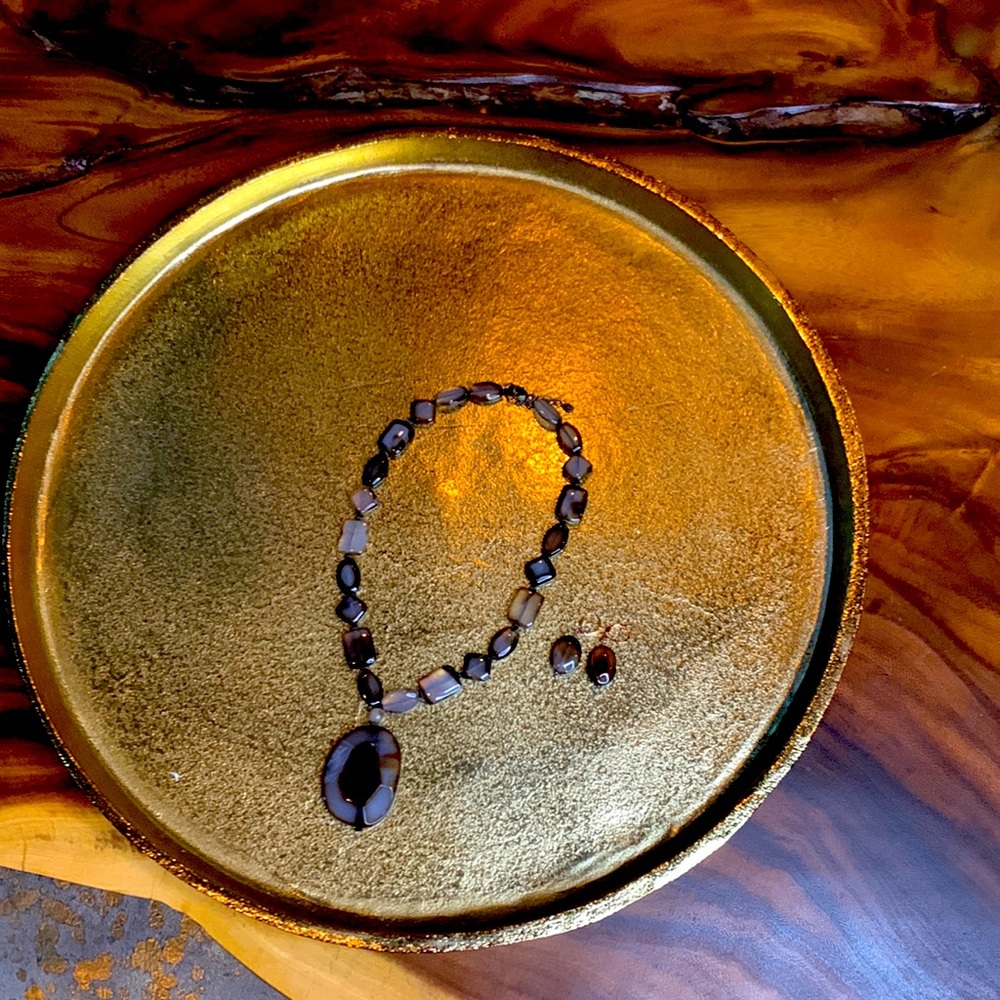 Agate Necklace with matching earrings, sterling silver lobster clasp.